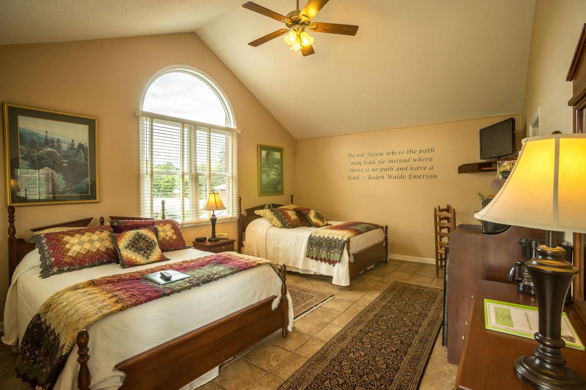 Hemlock Inn Blowing Rock Bagian luar foto