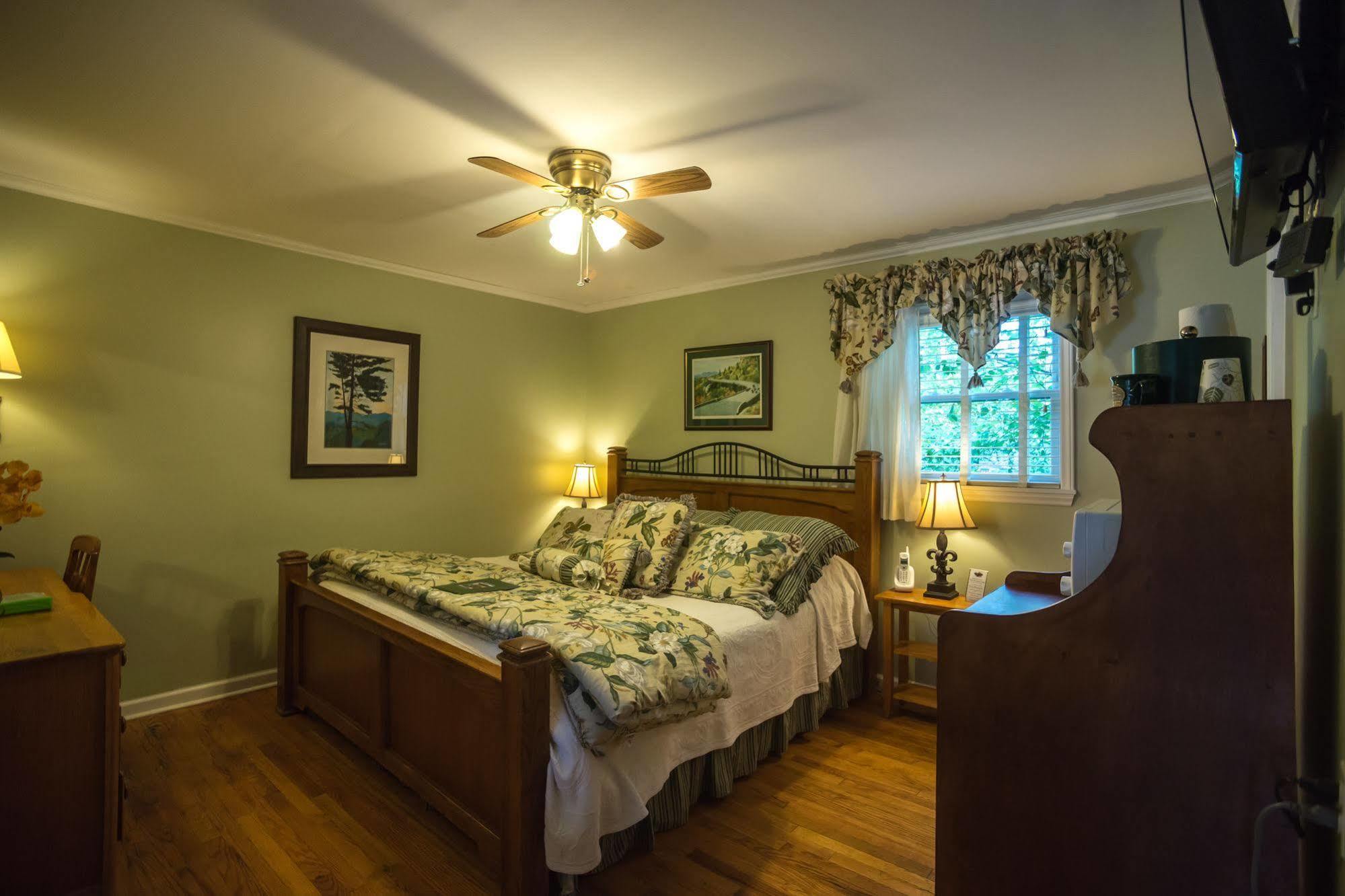 Hemlock Inn Blowing Rock Bagian luar foto